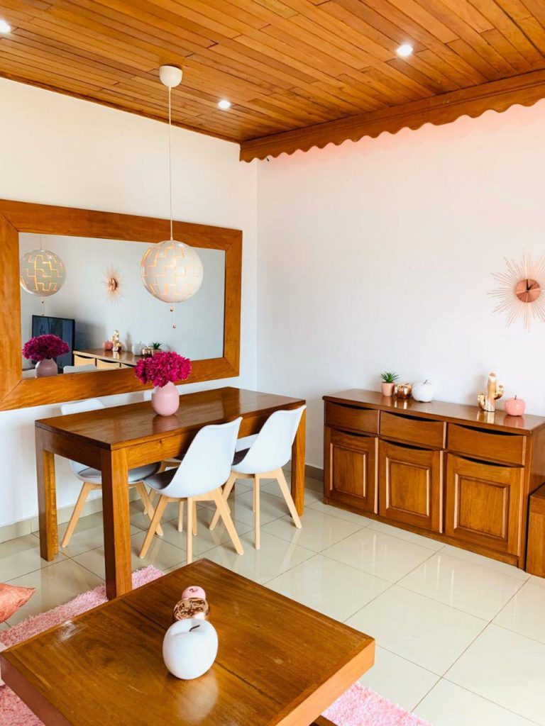 Autre salon rose appartement exotique