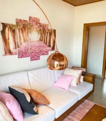 Coussins roses appartement meublé exotique yaoundé